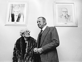 Toon Hermans en Tilly Perin-Bouwmeester bij de onthulling van haar portret en dat van haar man. (1979)