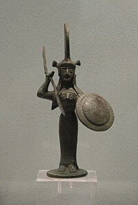 Figurine en bronze représentant Athéna, v. 550 av. J.-C., mise au jour dans le temple de Tégée. Musée national archéologique d'Athènes.