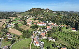 Südansicht von Kapfenstein mit dem Kapfensteiner Kogel im Hintergrund