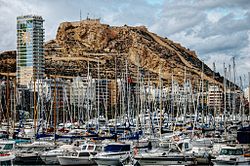 View o the harbour wi the Castle o Santa Bárbara in the backgrund