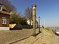 Stormflodssøjle på Skibbroen i Ribe med angivelse af vandstanden under en række historiske stormfloder