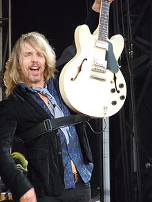 Tommy Shaw při vystoupení se skupinou Styx v Memorial Park Omaha, Nebraska 2. července 2010.