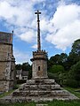 Croix du XVe siècle ou du XVIe siècle près de la chapelle Saint-Jacques.