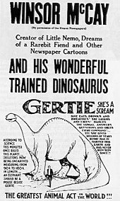 Poster hitam putih yang mengumumkan "Winsor McCay dan Gertie si Dinosaurus Luar Biasa yang Terlatih". Gambar dinosaurus berleher panjang muncul di bawah salinan kata demi kata di bagian atas.