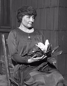 Hellen Keller circa 1920.jpg