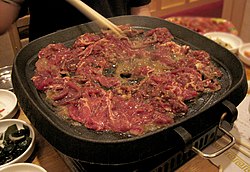 pulgogi (bulgogi) sütés közben