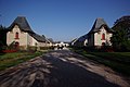 Ceci est un bon exemple, on voit le haras (architecture typique bretonne ?) et deux chevaux au travail au fond