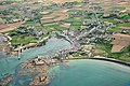 Le port de Barfleur et la plaine côtière.