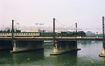 Un train à vapeur pour Le Havre franchit le pont ferroviaire d'Asnières, en octobre 1987.