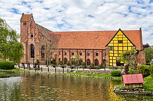 Klostrets östfasad med Klosterdammen i förgrunden