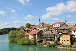 Udsigt over Novo Mesto med floden Krka.