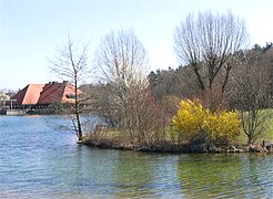 Gaststätte mit Biergarten im Hintergrund