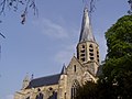 De gedraaide toren van de Notre-Dame