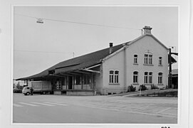 Der alte, abgebrochene Güterschuppen, der neben Aufnahmegebäude Seite Zürich stand (im Bereich des heutigen Busbahnhofes)