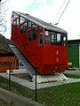 Alter Wagen (1961–2004) der Grazer Schloßbergbahn vor dem Hauptschuppen