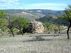 Vista posterior de una barraca de piedra en Val de la Sabina, Ademuz (Valencia).