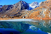 高山湖泊一景。