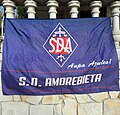 SD Amorebietaren bandera herriko balkoi batean eskegita.