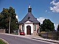 Friedhofskapelle, fünf Grabmale, Grufthaus und Einfriedungsmauer des Friedhofs