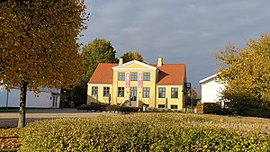 Gammelgård, bevaret hovedbygning af en tidligere hovedgård