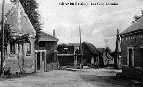 Le carrefour des Cinq-Chemins en reconstruction vers 1920.