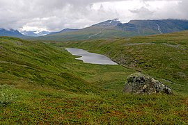 Áhkkámassivet sett från vandringsleden västerifrån.