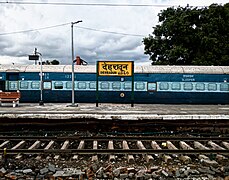 Quai et train stationné à la Gare de Dehradun.