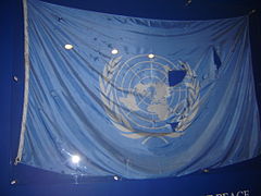 Drapeau QG de l'ONU de Bagdad après l'attentat du 19/08/2003. Actuellement au Siège des Nations unies à New York.