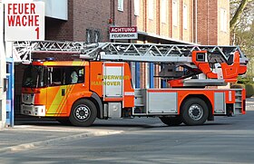 Drehleiter (DLK 23/12) bei Einfahrt in die damalige Feuerwache 1 in der Calenberger Neustadt