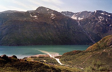 The river Muru flowing into Gjende lake next to Memurubu