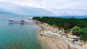 sebuah pantai yang berada di pinggir kota palu. https://backpackerjakarta.com/pantai-taipa-palu/