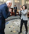 President Tsai Ing-wen av Republikken Kina (Taiwan) helsar med gǒngshǒu.