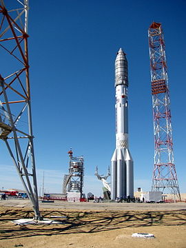 Roket Proton-m di landasan peluncuran di Kosmodrom Baikonur