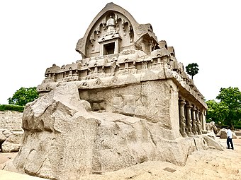 Le pignon : indication de la charpente courbe et des embouts de panne sculptés.