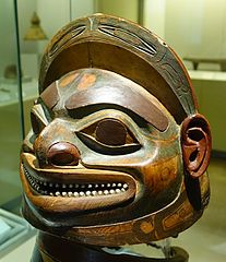 Casque et collier tlingits. Alaska, XVIIIe siècle[20].