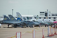 Algumas aeronaves da real força aérea tailandesa: um Jas39 Gripen, um F-16, um F-5, um Alfa Jet, um L-39 e um SAAB-340