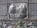 Détail de l'enceinte du cimetière.