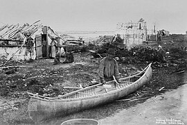 Construction de la membrure d'un canoë d'écorce, camp micmac, Matapédia (?), vers 1870.