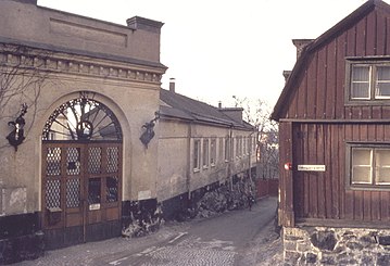 Duvogränd sedd från Ludvigsbergsgatan mot norr. Till vänster på bilden syns den eleganta entrén till Villa Ludvigsberg som uppfördes 1859–1860. Till höger ligger fastigheten Ludvigsberg 14 med trähusbebyggelse från 1750-talet.