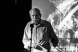 H.C. Ten Berge leest voor uit eigen werk op de presentatie van het twaalfde nummer van het literaire Tijdschrift Terras in de Vondelbunker in Amsterdam