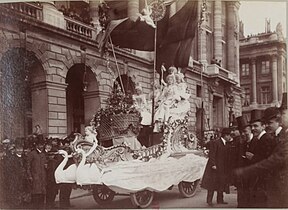 Mi-Carême à Paris 1903 : « Le Triomphe », char automobile électrique de Marie Missiaux, « Reine des Reines » de Paris pour la rive droite[12]