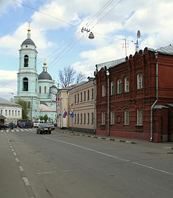 Дома № 20–22 справа, вид на Николоямскую улицу с храмом св. Сергия Радонежского