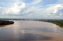 Vue aérienne de la rivière en amont de Porto Velho que l'on aperçoit dans le fond. La ville se trouve à moins de 5 km en aval des rapides de Teotônio où doit être construite la mégacentrale hydroélectrique de Santo Antonio. La Madeira est ici large de plus de 1300 mètres.