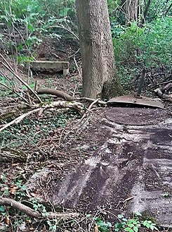 Brunnenanlage, im Hintergrund die Ruhebank