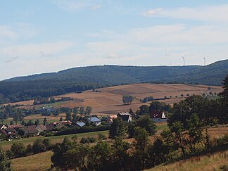 Blick von Petersberg über Häuser von Sorga im Solztal hinweg nach Nordosten zum Toten Mann, dem höchsten Berg im Seulingswald