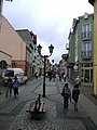 Ul. Powstańców Warszawskich (Straße des Warschauer Aufstands), die vom Hohen Tor (im Hintergrund) am Marktplatz vorbei zur Wipperbrücke und zur Georgskapelle führt