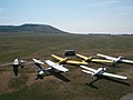 Die Flugzeugflotte mit dem Flugfeld und dem Spitzerberg im Hintergrund