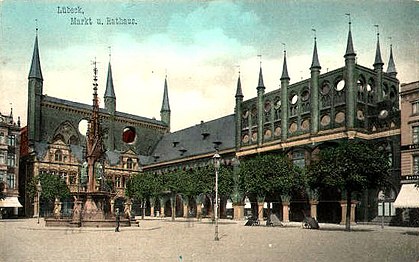 Markt um 1905 mit dem neugotischen Brunnen