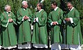 Diakone in grünen Dalmatiken auf der Eucharistiefeier zum Besuch von Papst Benedikt in München 2006