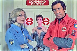 Vasemmalta alkaen lääkäri Helena Russell (Barbara Bain), Maya (Catherine Schell) ja komentaja John Koenig (Martin Landau)